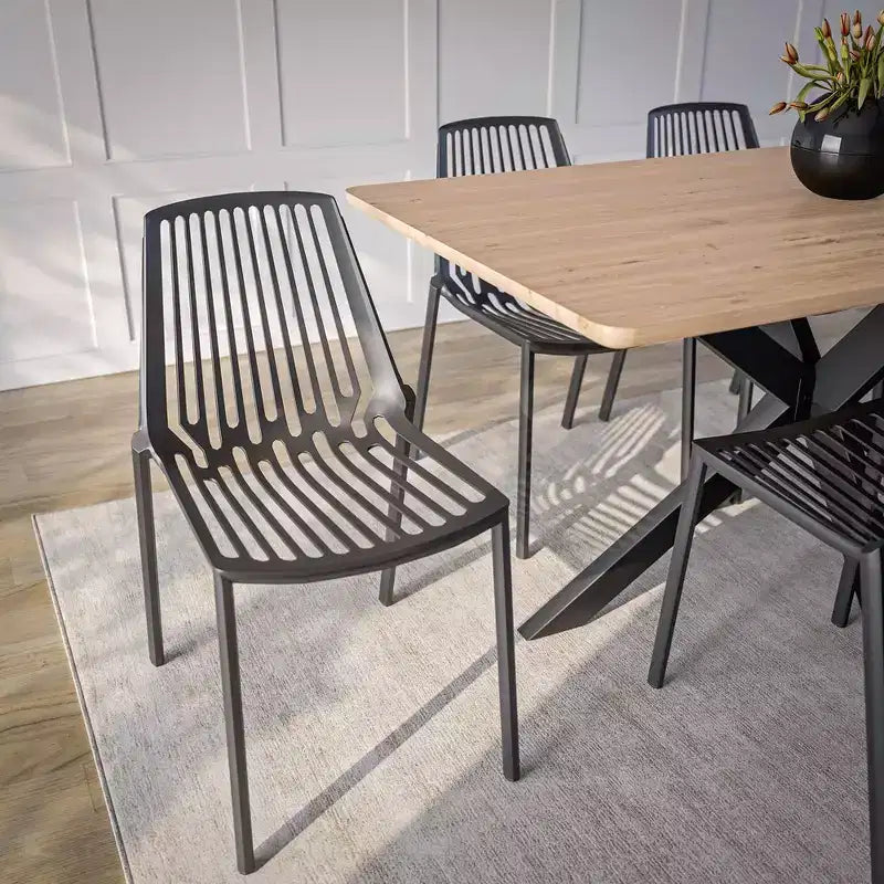 Lot de 4 chaises de salle à manger empilables modernes LeisureMod Acken en plastique – Chaises durables, confortables et peu encombrantes pour cuisine, salle à manger, bureau, café