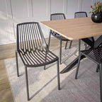 Lot de 4 chaises de salle à manger empilables modernes LeisureMod Acken en plastique – Chaises durables, confortables et peu encombrantes pour cuisine, salle à manger, bureau, café
