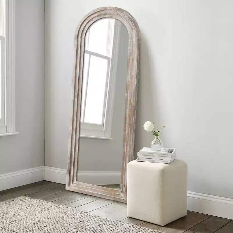 Miroir sur pied plein cadre Dovelina à cadre en bois, dessus arqué
