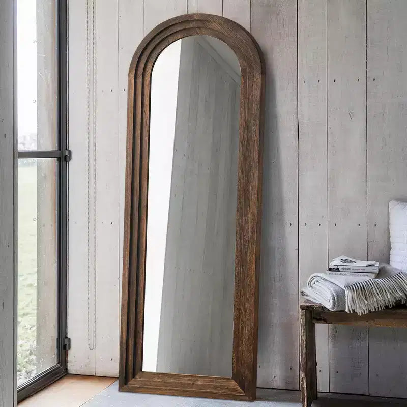 Miroir sur pied plein cadre Dovelina à cadre en bois, dessus arqué