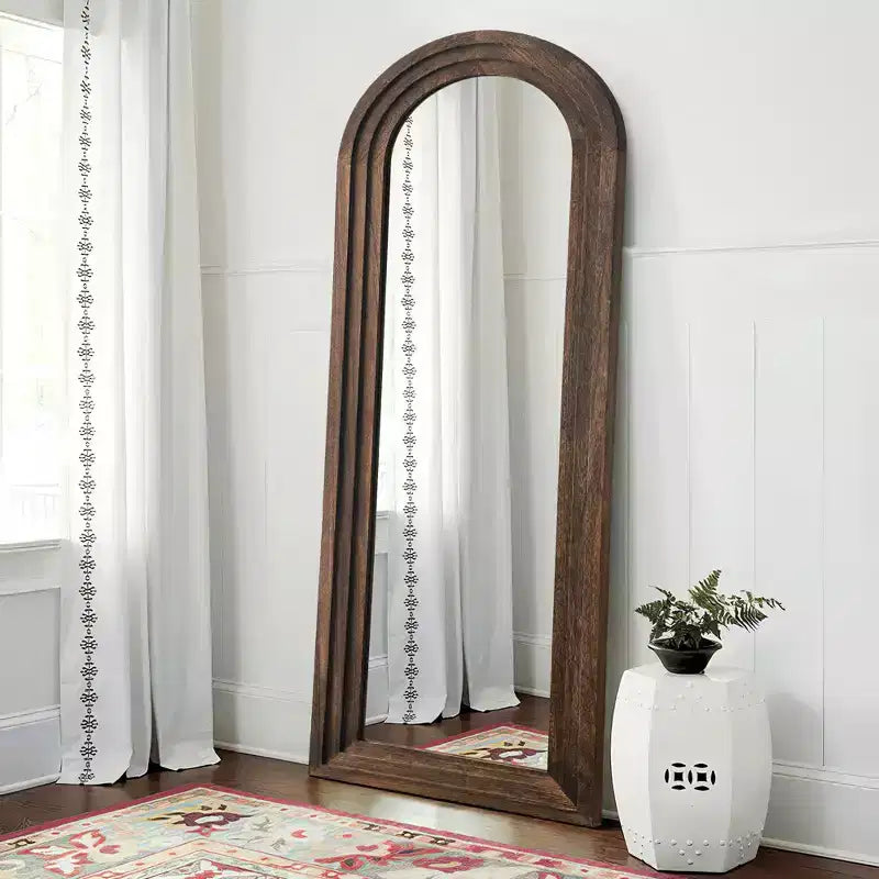 Miroir sur pied plein cadre Dovelina à cadre en bois, dessus arqué