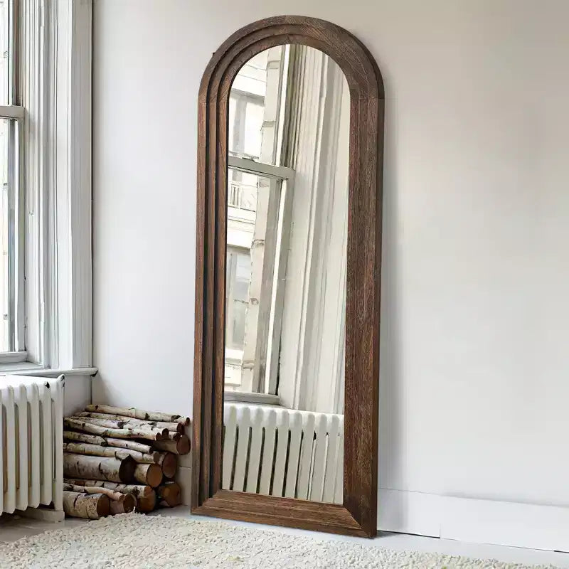 Miroir sur pied plein cadre Dovelina à cadre en bois, dessus arqué