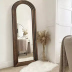 Miroir sur pied plein cadre Dovelina à cadre en bois, dessus arqué