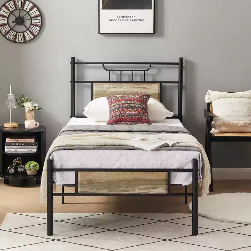 Lit plateforme en métal VECELO avec tête et pied de lit en bois
