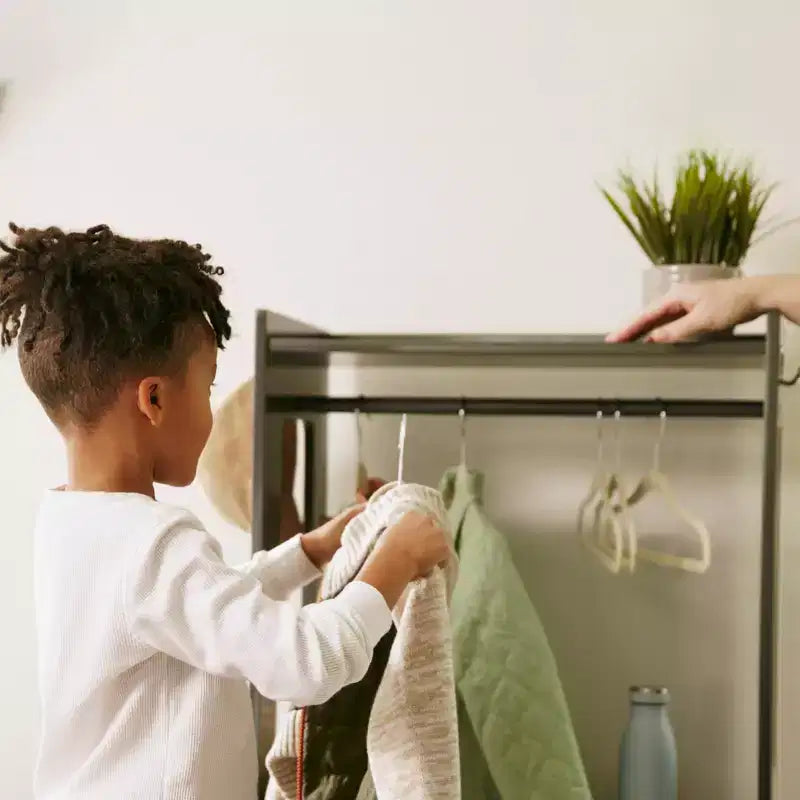 ECR4Kids Portant à vêtements pour enfants TrendiTot avec étagères réglables, armoire pour tout-petits