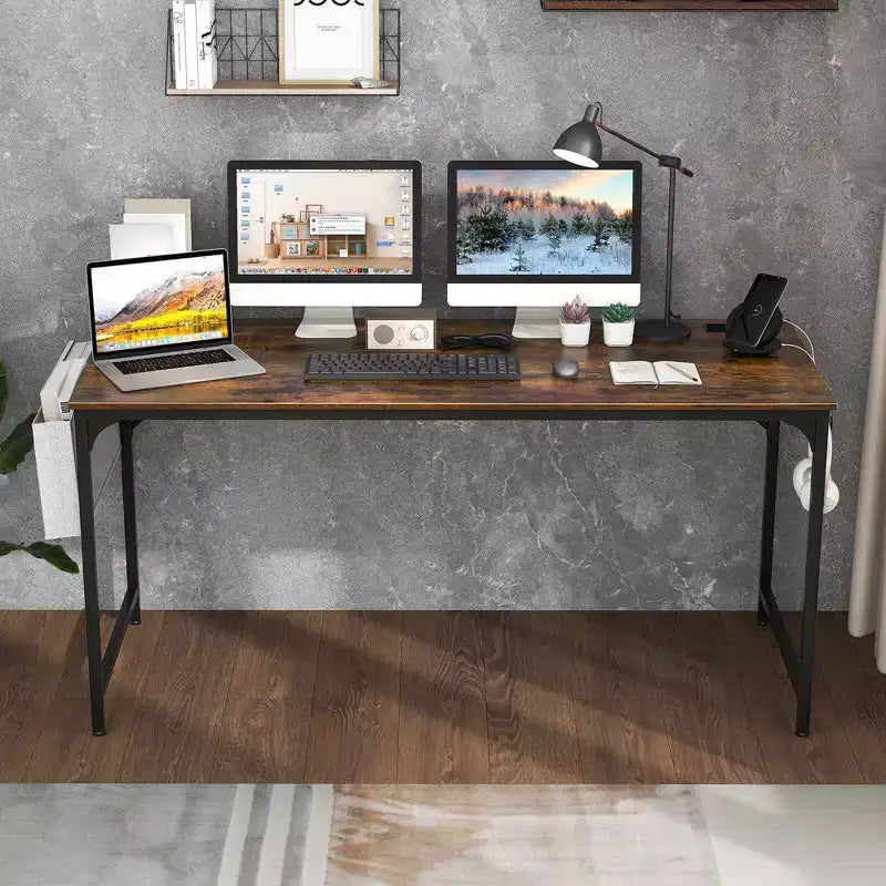 Bureau d'ordinateur moderne Costway 60 avec station de recharge, sac de rangement et crochet pour casque, marron