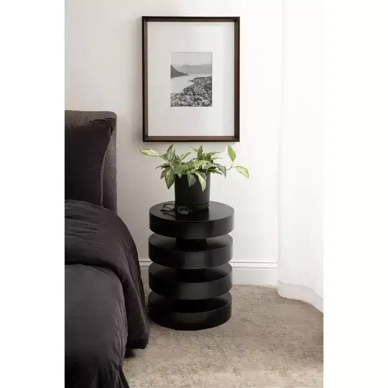 Table d'appoint ronde Omar par Kate and Laurel