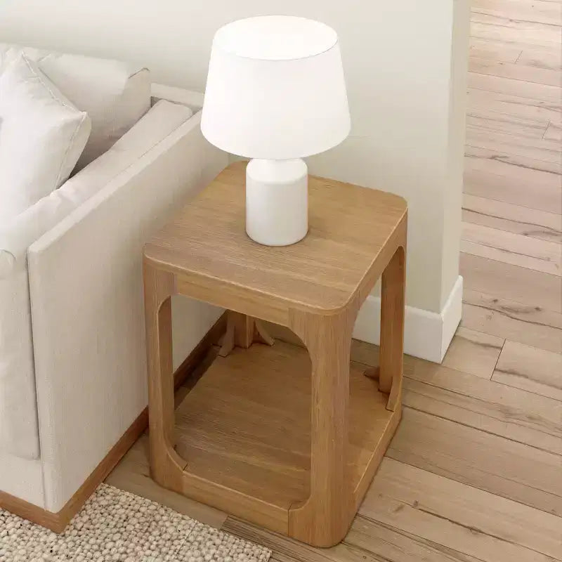 Table d'appoint carrée en bois massif Plank+Beam 20 avec étagère, table de chevet avec rangement pour salon