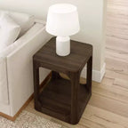 Table d'appoint carrée en bois massif Plank+Beam 20 avec étagère, table de chevet avec rangement pour salon