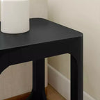 Table d'appoint carrée en bois massif Plank+Beam 20 avec étagère, table de chevet avec rangement pour salon