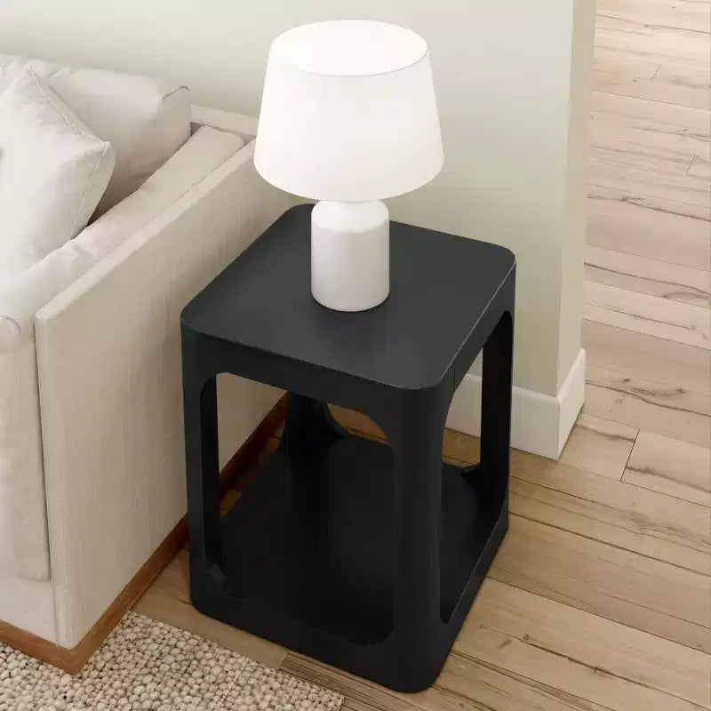 Table d'appoint carrée en bois massif Plank+Beam 20 avec étagère, table de chevet avec rangement pour salon