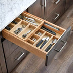 Organisateur de tiroir à ustensiles et couverts Rev-A-Shelf avec coulisses Blumotion à fermeture douce, en bois