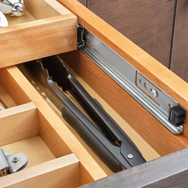 Organisateur de tiroir à ustensiles et couverts Rev-A-Shelf avec coulisses Blumotion à fermeture douce, en bois