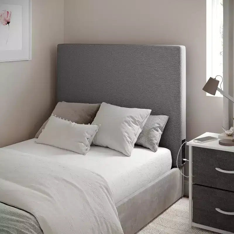 Tête de lit Hugo de Flash Furniture avec 2 prises de courant, 1 port USB et 1 port USB-C, revêtement en similicuir et deux options de fixation