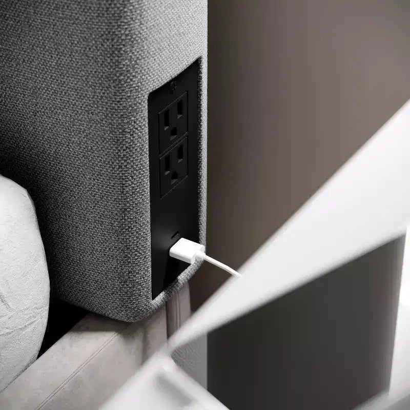 Tête de lit Hugo de Flash Furniture avec 2 prises de courant, 1 port USB et 1 port USB-C, revêtement en similicuir et deux options de fixation