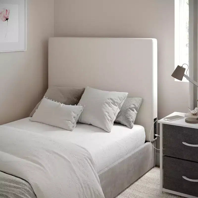 Tête de lit Hugo de Flash Furniture avec 2 prises de courant, 1 port USB et 1 port USB-C, revêtement en similicuir et deux options de fixation
