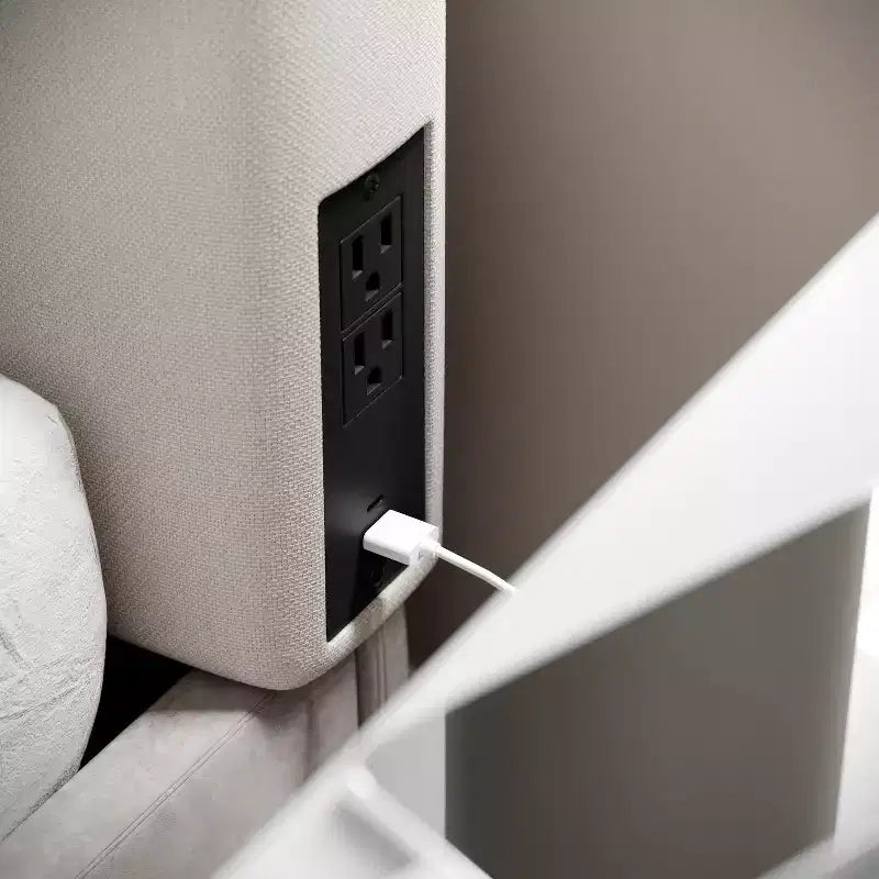 Tête de lit Hugo de Flash Furniture avec 2 prises de courant, 1 port USB et 1 port USB-C, revêtement en similicuir et deux options de fixation