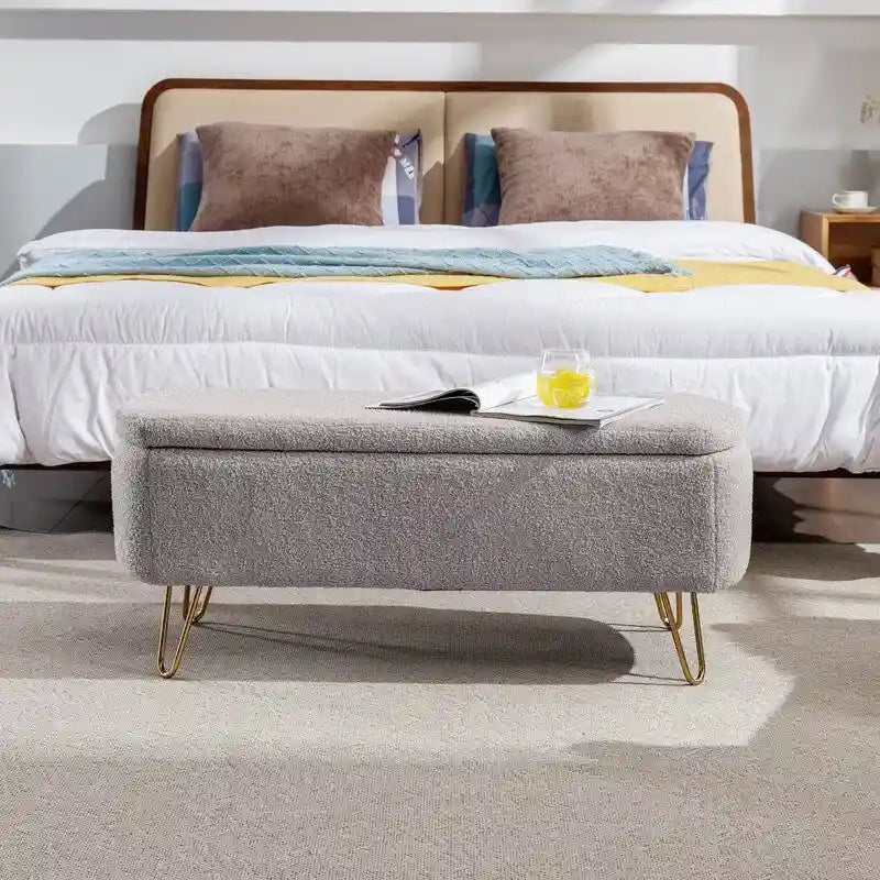 Banc de rangement flou moderne, pouf rembourré avec espace de rangement et pieds dorés, banc de bout de lit, tabouret repose-pieds