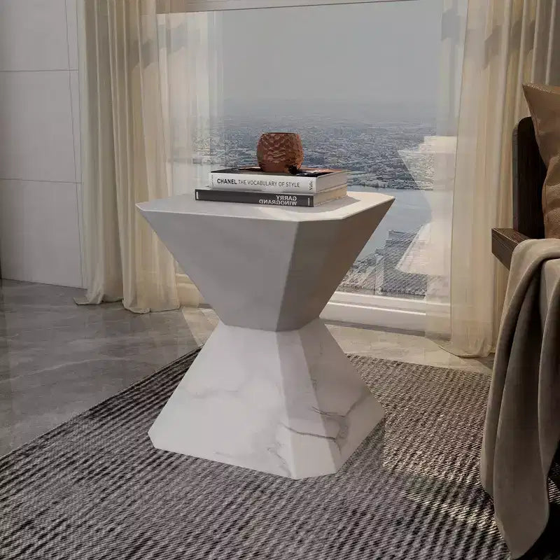 Table d'appoint géométrique moderne LeisureMod Azure - Table d'appoint ou de chevet en pierre composite