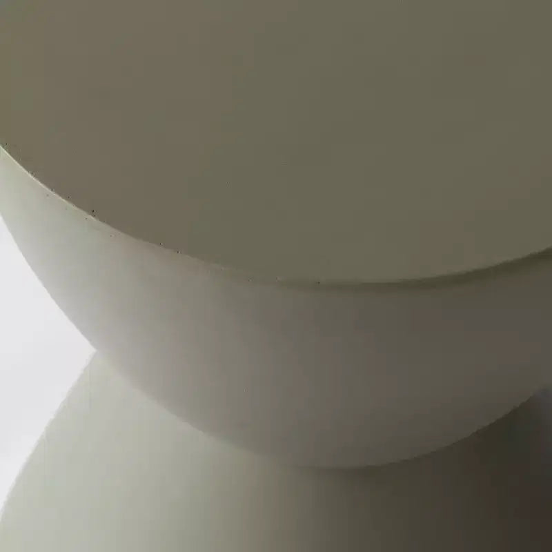 Table d'appoint LeisureMod Loft Hourglass Fiberstone - Table d'appoint moderne pour l'intérieur et l'extérieur