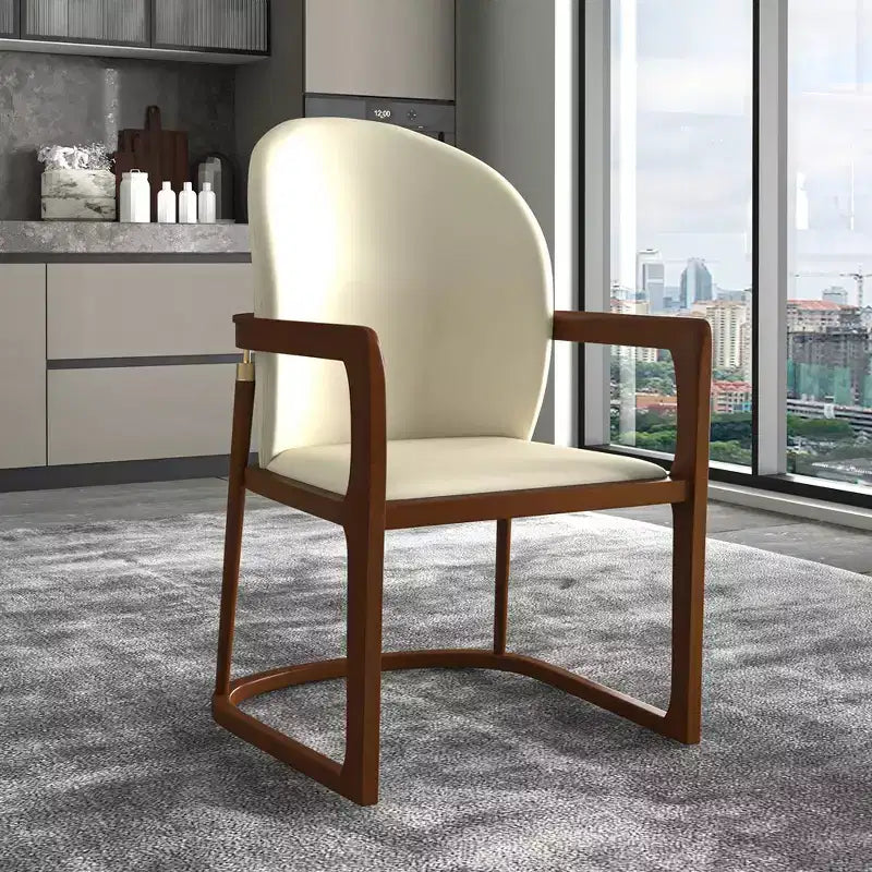 Chaise de salle à manger moderne LeisureMod Svelta Series avec cadre en bois massif et revêtement en cuir, assise confortable pour salles à manger