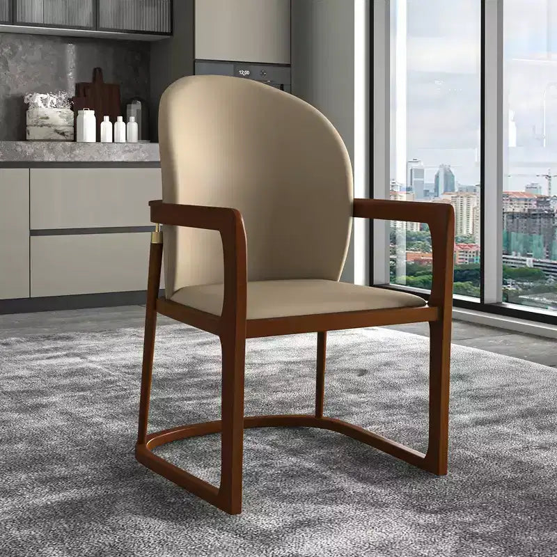 Chaise de salle à manger moderne LeisureMod Svelta Series avec cadre en bois massif et revêtement en cuir, assise confortable pour salles à manger