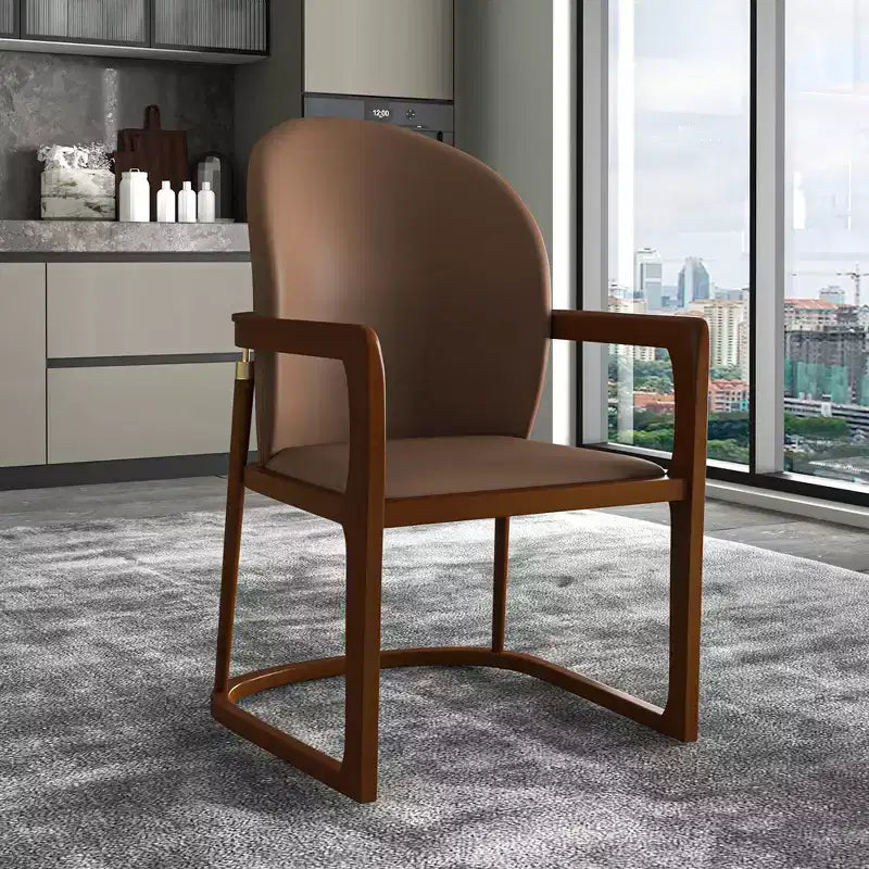 Chaise de salle à manger moderne LeisureMod Svelta Series avec cadre en bois massif et revêtement en cuir, assise confortable pour salles à manger