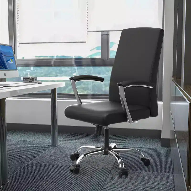 Chaise de bureau haute à dossier réglable LeisureMod Evander Rembourrage en cuir avec pivot, inclinaison et base chromée, chaise de bureau ergonomique pour bureau à domicile