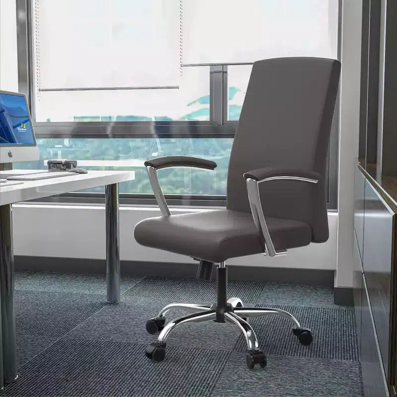 Chaise de bureau haute à dossier réglable LeisureMod Evander Rembourrage en cuir avec pivot, inclinaison et base chromée, chaise de bureau ergonomique pour bureau à domicile