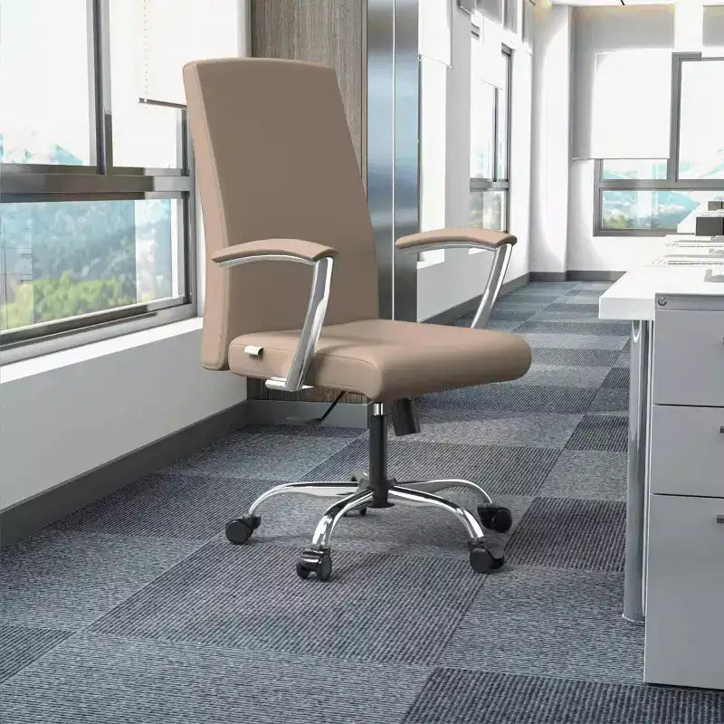 Chaise de bureau haute à dossier réglable LeisureMod Evander Rembourrage en cuir avec pivot, inclinaison et base chromée, chaise de bureau ergonomique pour bureau à domicile
