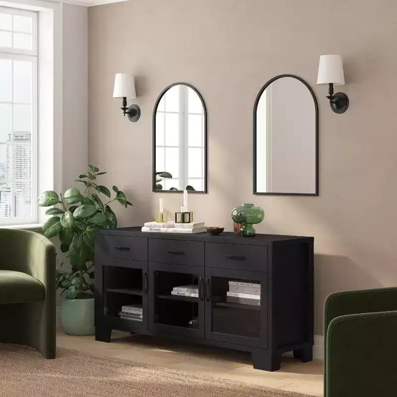 Buffet-Bahut Merrick Lane à trois tiroirs en bois composite avec trois portes d'armoire en verre trempé pour salle à manger/cuisine