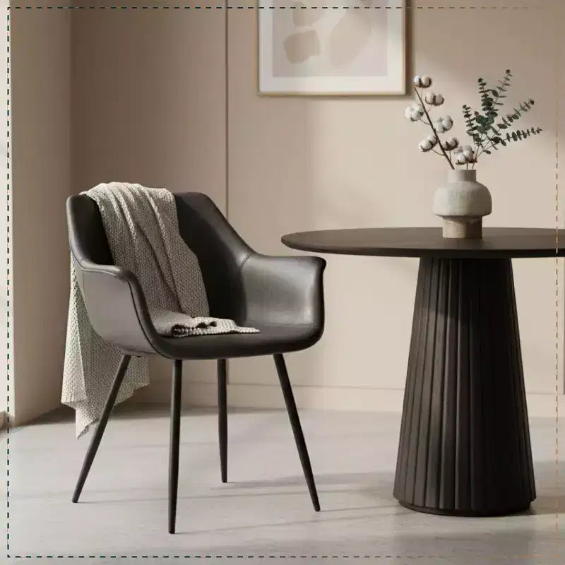 LeisureMod Markley - Lot de 4 chaises de salle à manger en cuir avec pieds en métal noir et assise rembourrée, idéales pour la cuisine, la salle à manger, le bureau, le salon ou le café