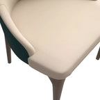 LeisureMod Elm Chaise de salle à manger moderne Dossier haut Design incurvé sans accoudoirs, siège en cuir rembourré avec pieds en bois de frêne pour salle à manger et cuisine