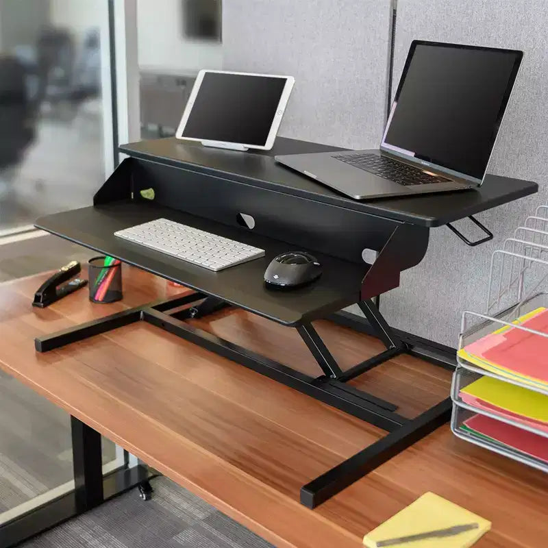 Support de moniteur convertisseur de bureau debout à deux niveaux AirRise Pro de Stand Up Desk Store avec tablette de clavier intégrée (blanc, 32 po de large)
