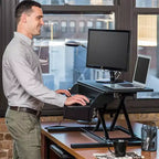 Support de moniteur convertisseur de bureau debout à deux niveaux AirRise Pro de Stand Up Desk Store avec tablette de clavier intégrée (blanc, 32 po de large)