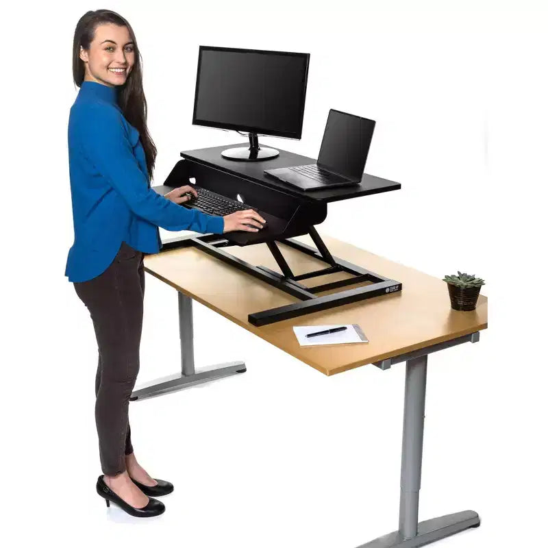 Support de moniteur convertisseur de bureau debout à deux niveaux AirRise Pro de Stand Up Desk Store avec tablette de clavier intégrée (blanc, 32 po de large)
