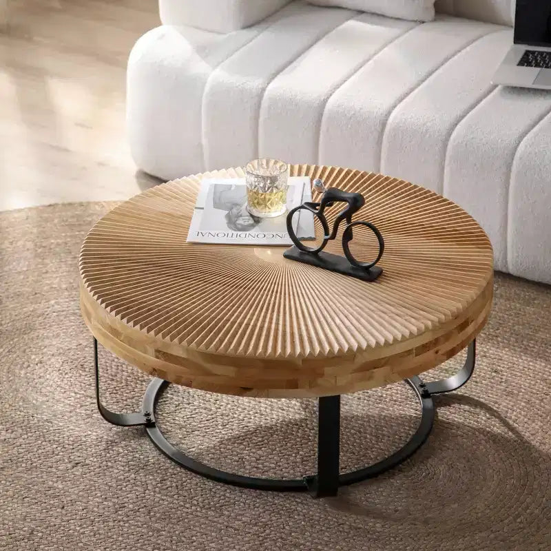 Table basse Modern Retro avec pieds en métal, plateau en bois massif avec motifs sculptés - ModernLuxe