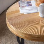 Table basse Modern Retro avec pieds en métal, plateau en bois massif avec motifs sculptés - ModernLuxe