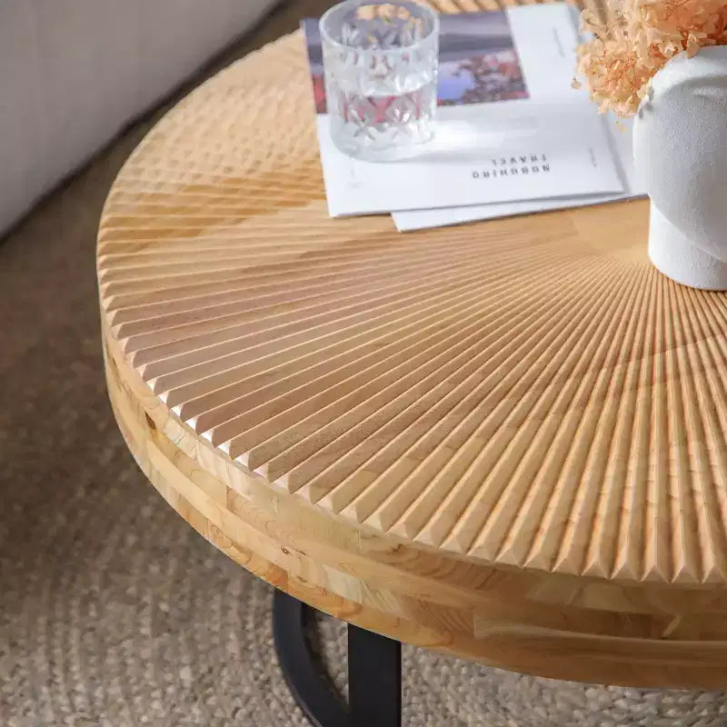 Table basse Modern Retro avec pieds en métal, plateau en bois massif avec motifs sculptés - ModernLuxe