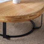 Table basse Modern Retro avec pieds en métal, plateau en bois massif avec motifs sculptés - ModernLuxe