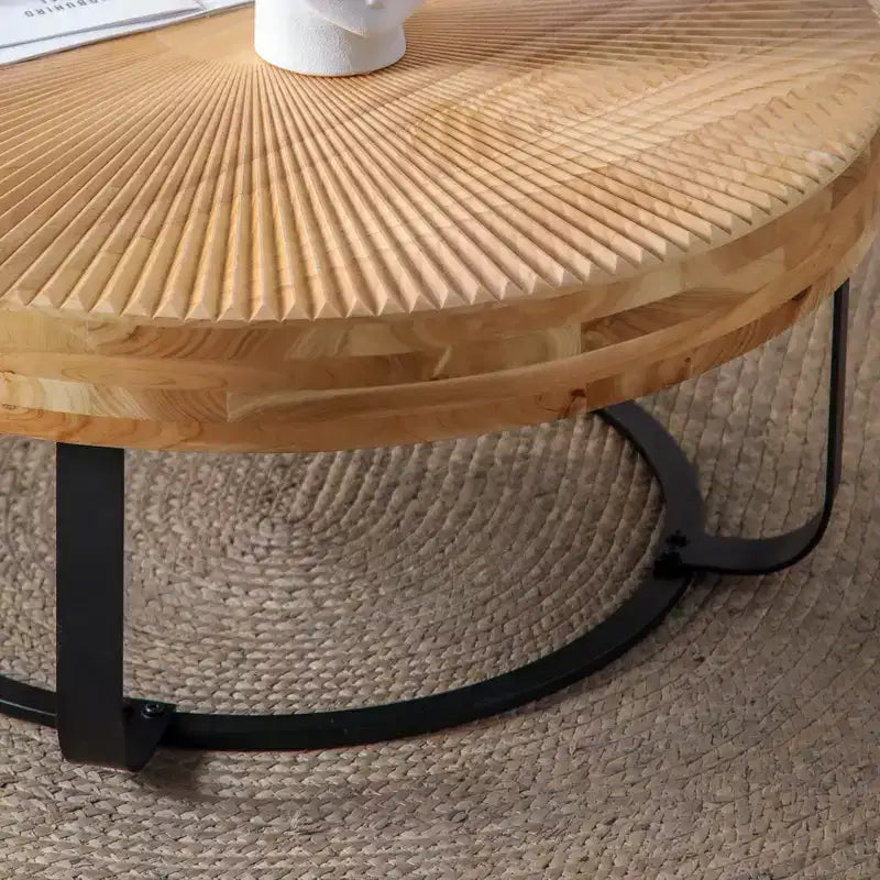 Table basse Modern Retro avec pieds en métal, plateau en bois massif avec motifs sculptés - ModernLuxe