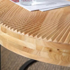 Table basse Modern Retro avec pieds en métal, plateau en bois massif avec motifs sculptés - ModernLuxe
