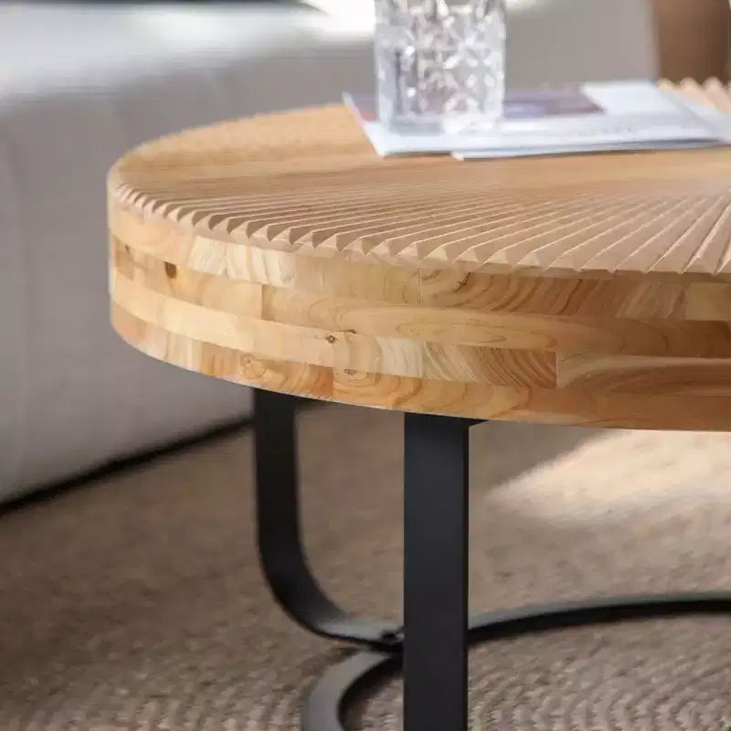 Table basse Modern Retro avec pieds en métal, plateau en bois massif avec motifs sculptés - ModernLuxe