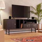 Meuble TV Rochester LeisureMod avec cadre en bois, rangement fermé et pieds en fer noir - Console média, salon, centre de divertissement moderne