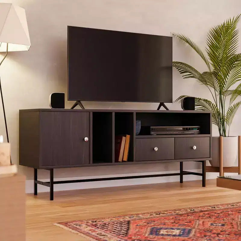 Meuble TV Rochester LeisureMod avec cadre en bois, rangement fermé et pieds en fer noir - Console média, salon, centre de divertissement moderne