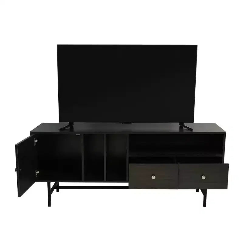 Meuble TV Rochester LeisureMod avec cadre en bois, rangement fermé et pieds en fer noir - Console média, salon, centre de divertissement moderne