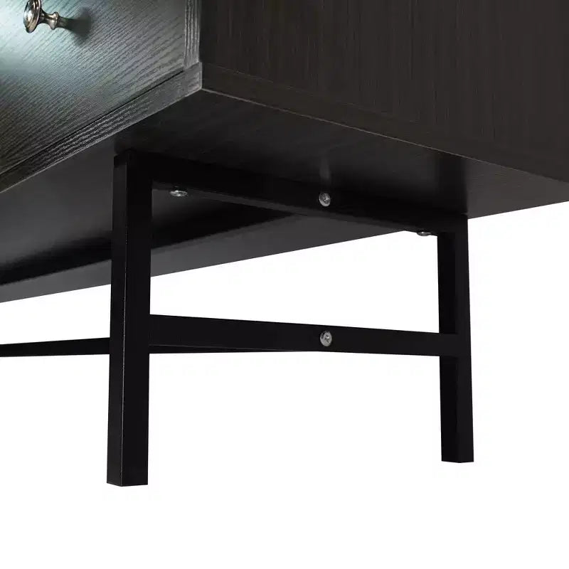 Meuble TV Rochester LeisureMod avec cadre en bois, rangement fermé et pieds en fer noir - Console média, salon, centre de divertissement moderne