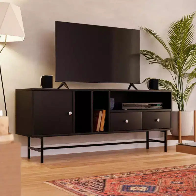 Meuble TV Rochester LeisureMod avec cadre en bois, rangement fermé et pieds en fer noir - Console média, salon, centre de divertissement moderne