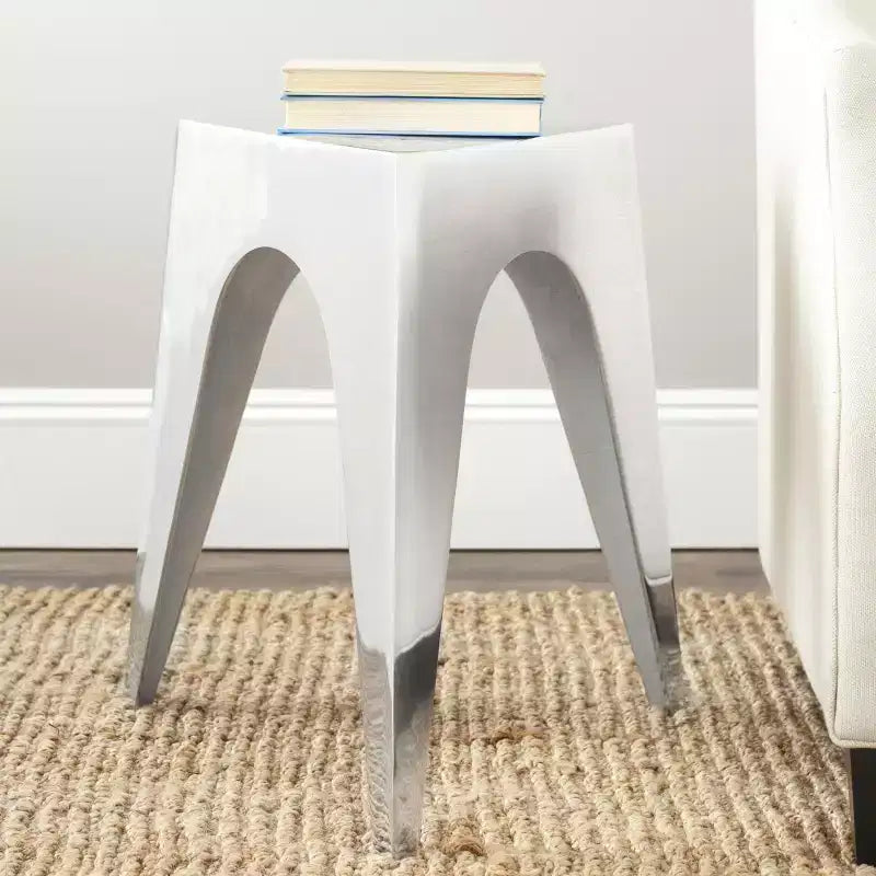 Table d'appoint latérale en aluminium Indium Triangle - FOX5501A - Argent - Safavieh Couture