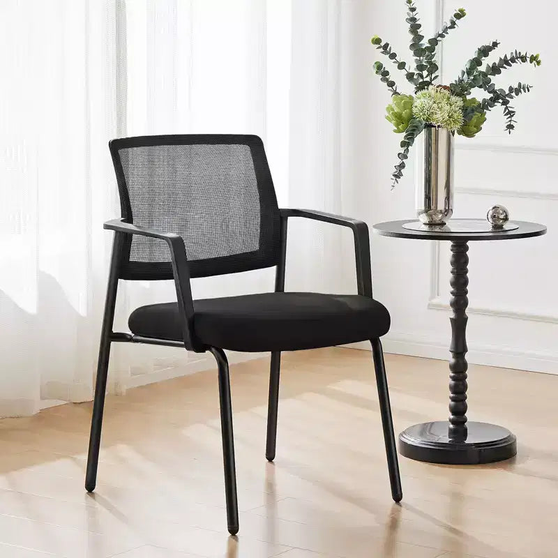 JIONJOY Fauteuil de bureau empilable avec accoudoirs et dossier en maille de 62 cm de large | Noir